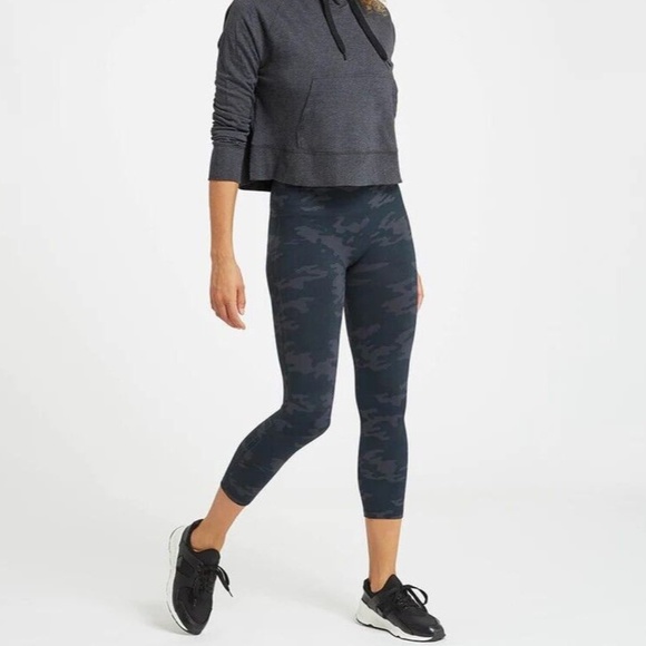 Spanx Look At Me Now Crop Seamless Leggings Black Camo - Picture 1 of 11